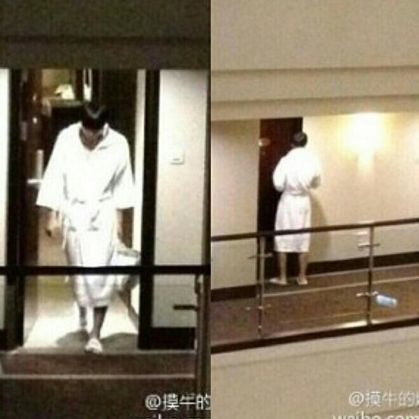 A_neechan's tweet image. سيسانق فان اخذت غرفةة قدام اكسو وصورت تاو بالروب ._. اوهماي جيبوها اححب راسها :( !!