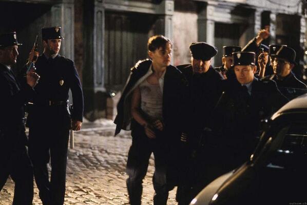 BestProMedia's tweet image. The officer arresting Frank Abagnale in Catch Me If You Can is none other than the real Frank Abagnale Jr.