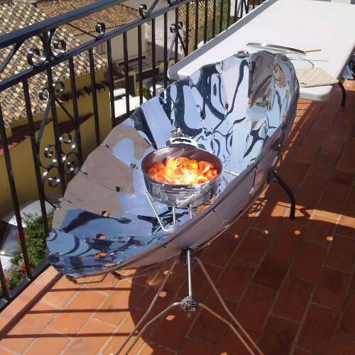 Preparing a healthy canned tomatoes in the parabolic solar cooker #permaculture