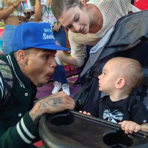 ChrisBrownSCOOP's tweet photo. --> AWW! CUTE PICTURE Of @ChrisBrown Making Faces To A Baby Yesterday :) #TeamBREEZY RT http://t.co/OpNe8GPEDY