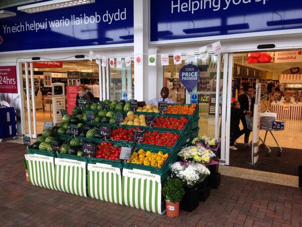 Mark_PIck's tweet photo. Loving every mouthful at Pontypridd @parkinrob http://t.co/Eg4JhFbDLv