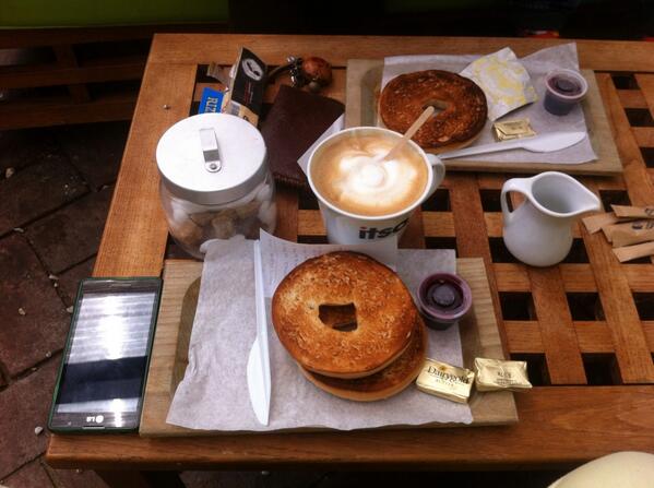 RuedaCelia's tweet photo. Desayunando en itsa Irlanda con Raquelsantos @sarasr90 mmmmm..... http://t.co/q3XNpMMpht