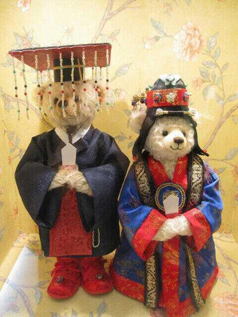 RPS_ASLizzy's tweet image. @Jun2daKAY_MF Biaaas maaf kemaren gabisa datang :-(  ini hadiah zy sama khun yaa, longlast sama vic unnie :3