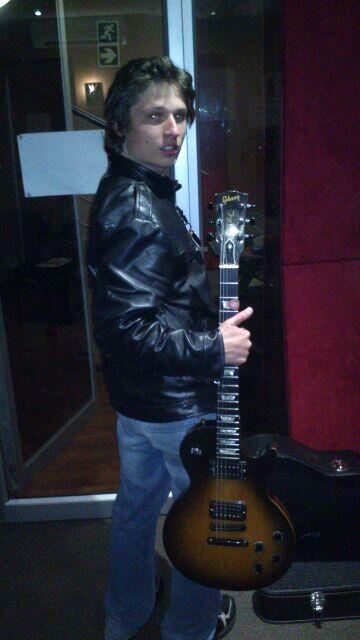 cupidsGAshotgun's tweet photo. Darren tracking guitars! Damn that boy can play! http://t.co/4ybZJ3T32m