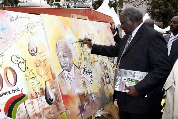 PHOTO Former President of #Kenya Mwai Kibaki signs his portrait drawn by Makerere UniV. Students in Kampala, Uganda