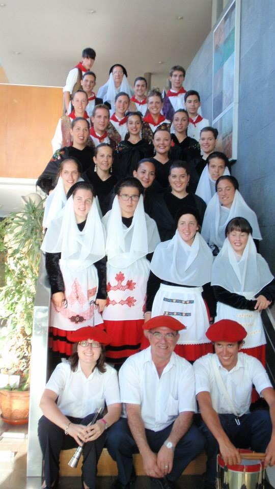 <a href="/Alfarobaila/">Grupo Alfarobaila</a> qué guapos todos!! :)