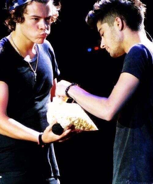 kalliwtf's tweet image. SOMEONE THREW CORN ON STAGE SO HARRY AND ZAYN ATE IT I LAUGH
#MTVHottest One Direction