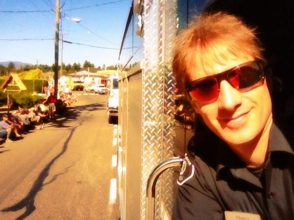 VisalusSport's tweet image. Best seat in the house for the parade!
#engine34 @comoxfire