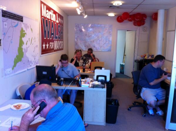 JoeRull's tweet image. Full house hitting  phones in southie 4 @marty_walsh #bosmayor #bospoli #caughtinsouthie @caughtinsouthie