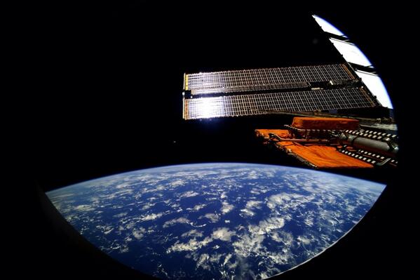 ESAstro_trainer's tweet image. Just imagine this view from your window! Photo taken last Friday by #ISS #Exp36 Commander Pavel Vinogradov.