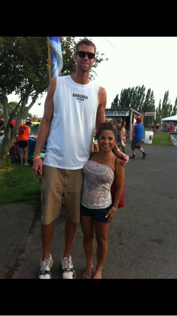leksiqueenyberg's tweet image. Yeah this is ridiculous. #tinimmy #tallkid #zagsbball