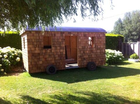 Pathuughe's tweet photo. Mix tussen woonwagen / werfwagen. http://t.co/H4pOPIcp2W