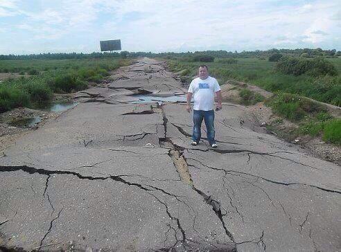 Российские дороги приколы. Она была слишком дорога и он нашел подешевле. Если человек тебе дорог. Российские дороги. Плохие дороги.