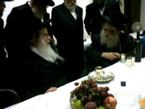 Koidesh's tweet photo. C"k Admor M'Sanz Klausenburg Shlita visiting Gavd Makeve, after being in Meron today. Photo: http://t.co/TjHU7Elnuk