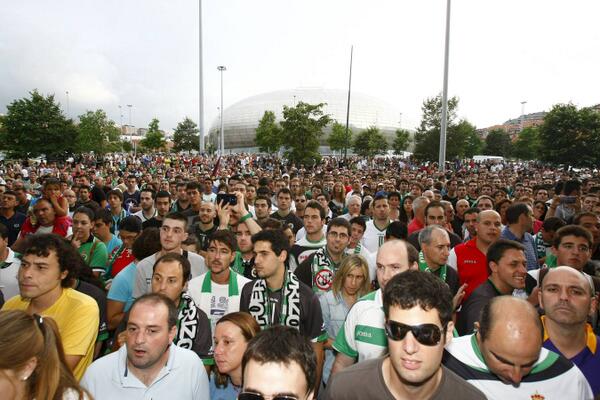 Siempree_Racing's tweet photo. Que ibamos a ser pocos decian...  #FueraChorizosDelSardinero #SOSRacing http://t.co/JKUEJvEONZ