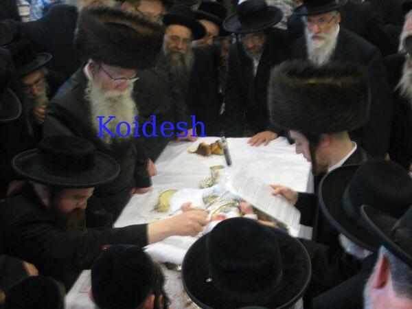 Koidesh's tweet photo. Pidyen HaBen of Neched C"k Admor M'Pshevorsk Shlita, Ben R' Meir Nusen Leizer Chasan R' Shmuel Meir Stauber. Photo: http://t.co/nJAXbLleD7