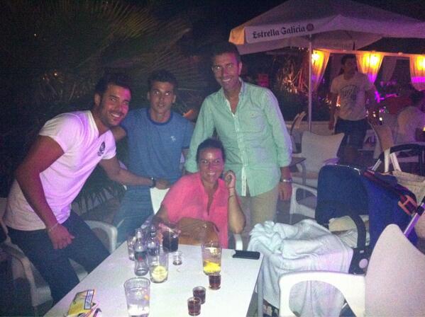 eloypibe's tweet photo. De copitas por conil con la mejor compañia @LuisJlpamori @manautepibe http://t.co/d11OXga1RH