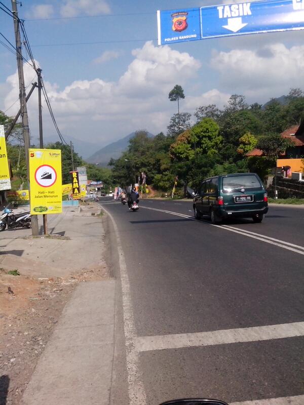 infobdg's tweet photo. #Mudik2013 14.15 : suasana turunan nagreg lancar cenderung sepi. http://t.co/Du9xwRSWzo