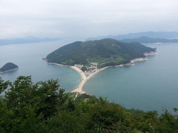 namhaebomnal's tweet photo. 섬으로 떠나는 여행_산호빛 바다의 보물을 찾아서. 비진도 외항과 내항을 잇는 해변은 동쪽에는 모래사장, 서쪽에는 몽돌해변이 넓게 펼쳐집니다. 깨끗한 수질을 인정받은 비진도 해수욕장으로 여름 피서 떠나보시는 건? http://t.co/SX4X2pvJWY