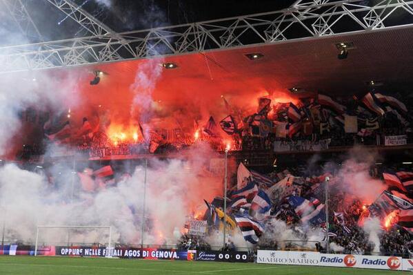 CasualUltra_'s tweet photo. Sampdoria Genova #Pyro http://t.co/3VC5Z0QVHD