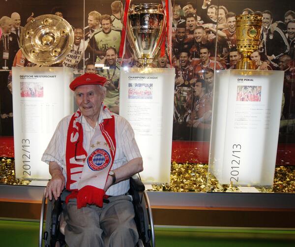 FCBayern's tweet photo. Lebende Geschichte: Otto Schwab – Mitglied Nr. 1 –  in der #FCBayern #Erlebniswelt: http://t.co/Zaa0CpgiVV #MiaSanMia http://t.co/d5RQvpw4xv