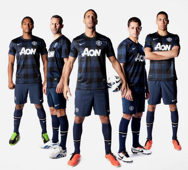 Форма тоттенхэма under armour. Формы 2013 2014. Формы 2013 2014. Футболка манчестер юнайтед. Тоттенхэм хотспур форма.