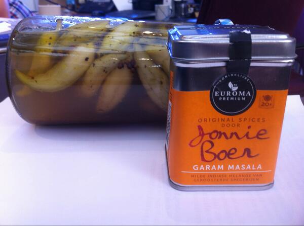 Het testen van olijfkomkommers samen met Maik Kuijpers chef-kok van De Librije. Ingelegd met o.a. Garam Masala