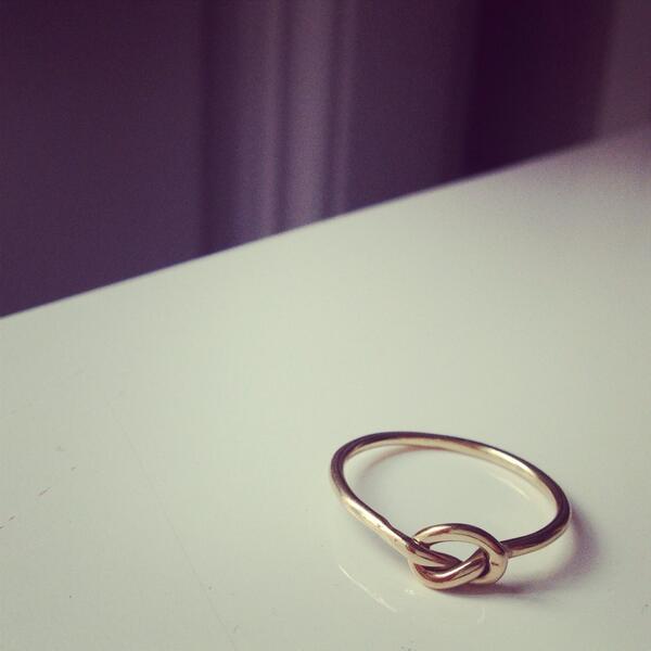 cartonmagazine's tweet photo. Likée chez @MagnaPresse, cette bague Noeud signée @SestraParis #fifille http://t.co/8cZv2cd0Yg