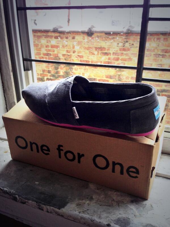 Hlmack09's tweet photo. I love @zulily! @TOMS #firstpairoftoms http://t.co/4guoecKR0q