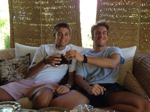 alevegav's tweet photo. Arrrrrrriba la buena vida!!!!! @ManuelNL http://t.co/O7NQ05VPhF