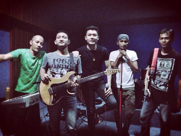 iwanksambo's tweet photo. "@abadi_bayu: Kkuueerreen RT @shakey_band: Studio time @dionnshakey@AuziSamsoe @irwanshakey @adi_supersub http://t.co/PX7Cy9IV8E"