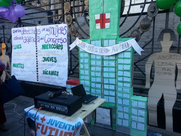 MujeresdelAlba's tweet photo. Ahora,frente al Congreso,actividad por la legalización del aborto de @CaminoPopular @jorgeselser http://t.co/7xOHGeQZff