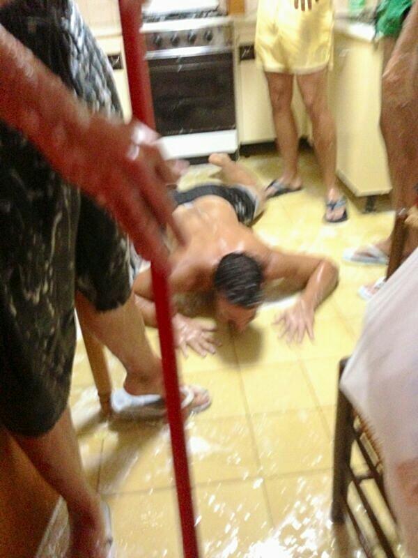 altalave's tweet photo. Fiesta de la espuma casera!! @Cristina_fs88 @luciaarehucas @MarcosPozas @EduGalanAvila http://t.co/AWIHsAC7g9