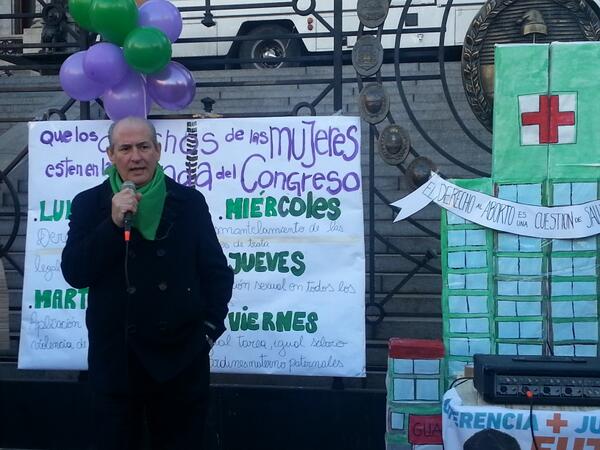 MujeresdelAlba's tweet photo. Ahora habla @jorgeselser en la actividad de @CaminoPopular por la legalización del aborto frente al Congreso http://t.co/3eloKi5R9F