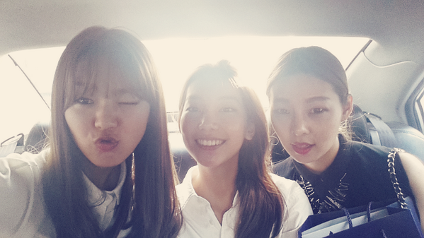 jiwon900's tweet photo. 스튜어트와이츠먼 행사 참석:)! 사랑둥이 호정이와 나날이 이뻐지는 해나언니와 함께 치이---즈 ;)!☆ http://t.co/cPtFUpUAwp