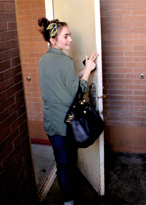 Proud0fLily's tweet photo. Se ha filtrado una nueva foto de Lily fuera de casa en Beverly Hills 15 de julio. http://t.co/jCITnpurGW