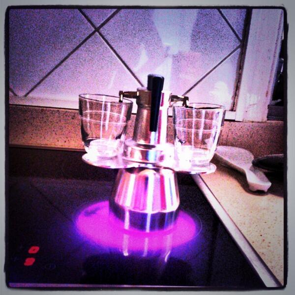 Amanda_PN's tweet photo. La cafetera alienígena, verdad @CrisNS_ ?? XDD http://t.co/sgyaOUawVu