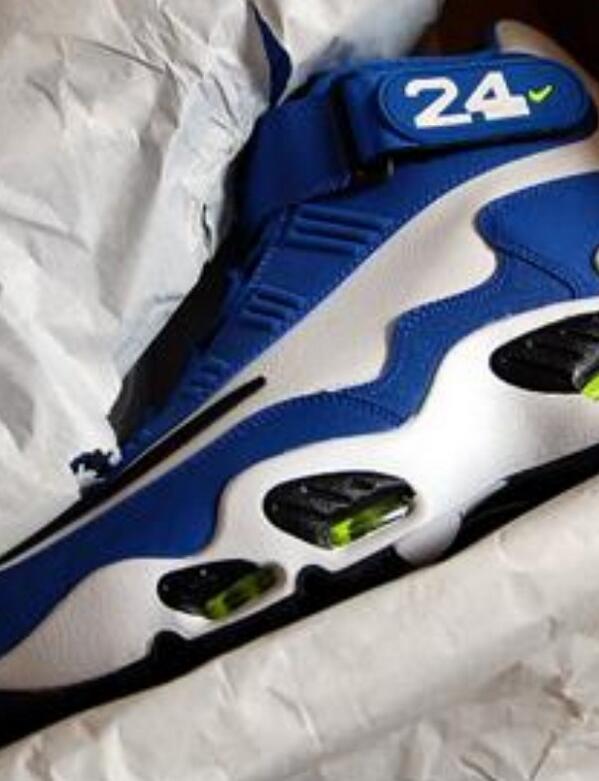 Talk_NBA's tweet photo. SHOE GIVEAWAY!IF THIS TWEET GETS 500 RTs BY FRIDAY @6 I WILL GIVE AWAY A PAIR OF GRIFFEYS (must be following to win) http://t.co/9IegFTKMAD