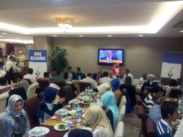 BasaksehirKK's tweet photo. Iftar programimiz @mevlutuysal_bsk @gosterg http://t.co/E5bxCgROKl