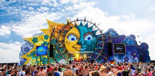 Every single picture from #TomorrowLand is giving me a heart attack