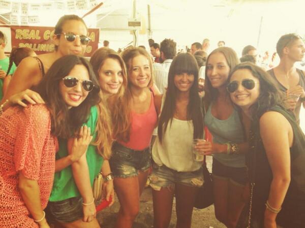 Parriais's tweet photo. Un poquito de feria @MiriPrado @AnaRubioMira @celia_polo92 @EstherPalacio @martiitaaG @alittlemadnees http://t.co/cNhgLlrA7v