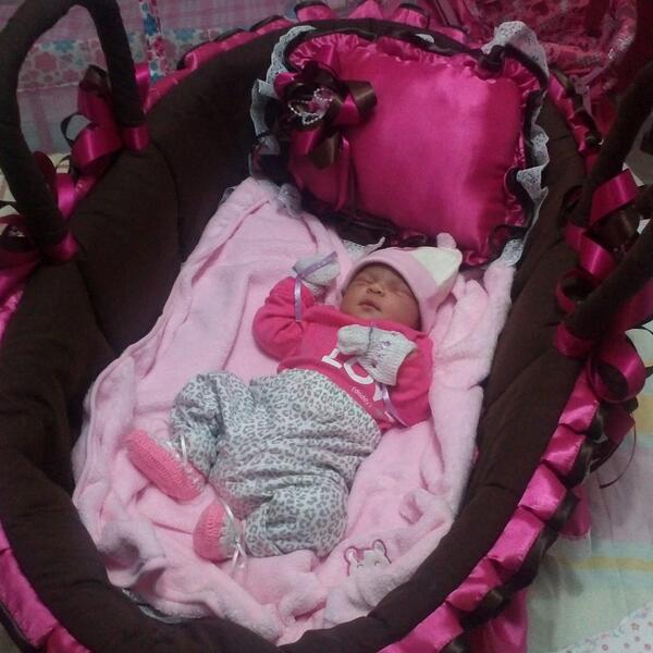 krllitoo's tweet photo. @ArteBebe Hola soy Kira Carolina lo más bello de papá y mamá tengo 6 días #quieroserganadoradeunapiezaArtebebe http://t.co/GsxPz4ldpE