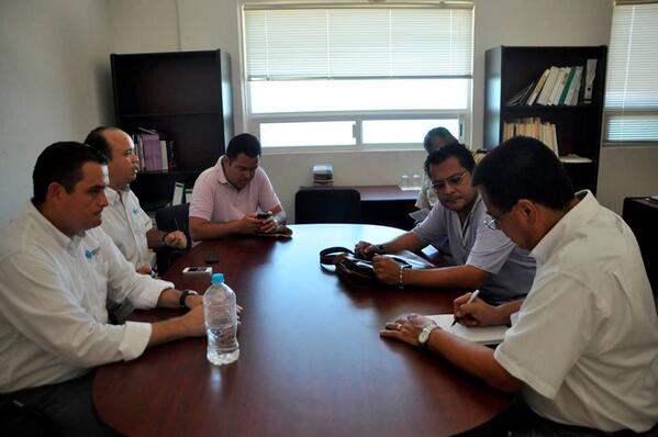 victorbalammx's tweet photo. Directivos del CEA atendiendo contingencia por Colector Central http://t.co/wD7Gt6C1gY | @GioGarciaD http://t.co/MKDO1K5Div