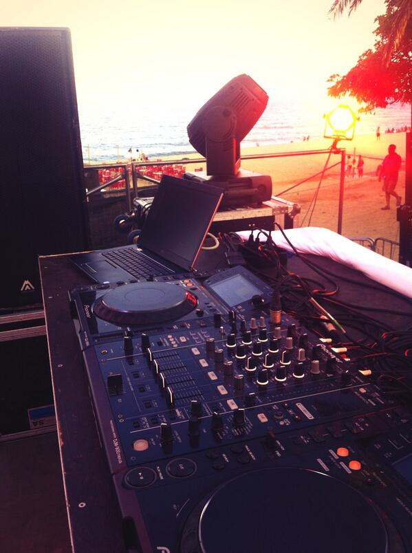 Carles_Perez_'s tweet photo. Avui cabina privilegiada!!! Vaparir Tour @GermanOficial @AndreuPresas @CarlesRoka @becariflaixbac !!!! http://t.co/oDjad0vGqK