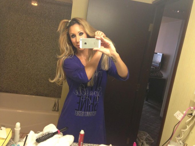 Hate trying to curl my hair http://t.co/eH09wEsTtz<a href="/tag/footfetish"class="tags"><span>#footfetish</span></a><a href="/tag/milf"class="tags"><span>#milf</span></a><a href="/tag/paintedtoes"class="tags"><span>#paintedtoes</span></a>