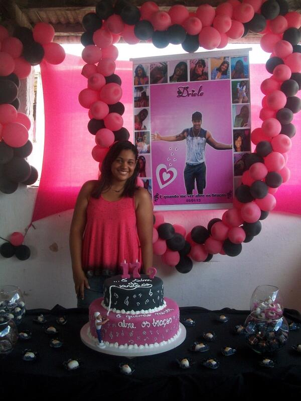 MoreiraDrielle's tweet photo. @OLeoSantana olha como foi meu aniversario surpresa,tudo com vc,até no bonde tem um boneco seu,e foi o melhor de todo http://t.co/OMdh5Y9eVr