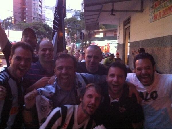 BolivarB9's tweet photo. A festa continua 2 http://t.co/vMsWYlejuP