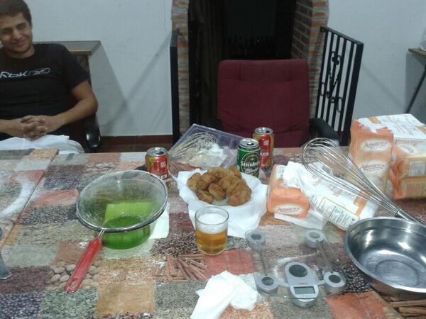 DiegoAlonsoLope's tweet photo. De vermu a las 4:30 preparando tartas @alvarogalan22 @juanmita92 @hig0chumb0 #paco http://t.co/iCZt2xRbfG
