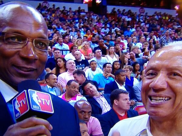 paul_aspiras's tweet photo. #ChaunceyBillups &amp; #ChrisMullin with a double #PhotoBomb on #LennyWilkens &amp; #ClydeDrexler http://t.co/VUxCqyAcm6