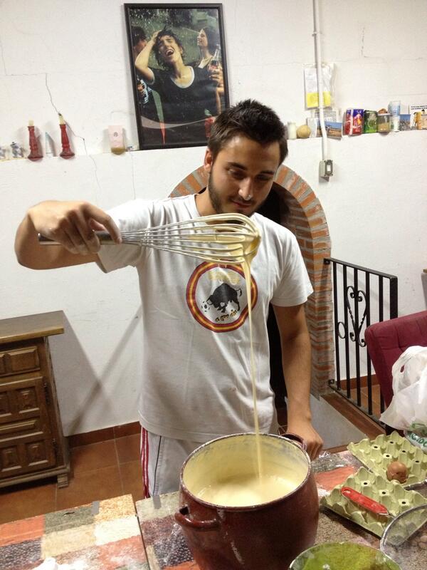 alvarogalan22's tweet photo. Terminando las tartas @DiegoAlonsoLope @hig0chumb0 @juanmita92 #elsomi http://t.co/booY7XkXY8